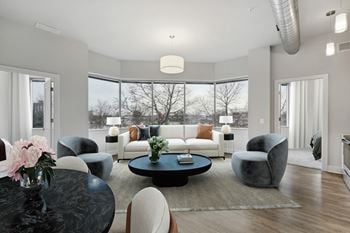 Kitchen table wo accessories